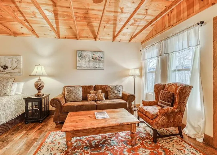 Adorable Studio Cabin With Covered Porch, Near Main Street, 2 Dogs Ok
