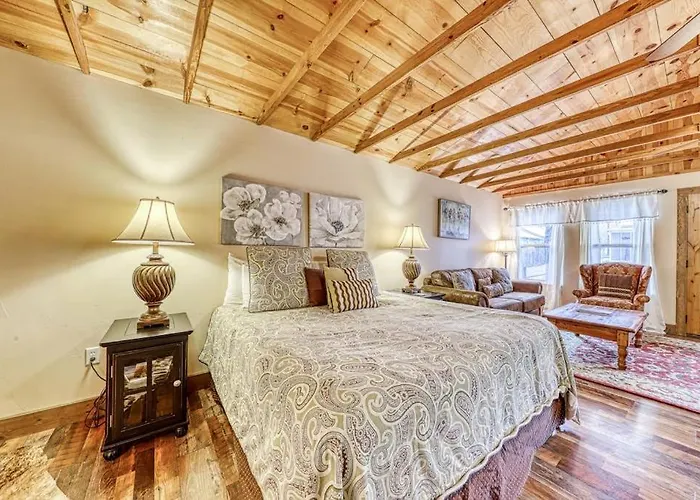 Adorable Studio Cabin With Covered Porch, Near Main Street, 2 Dogs Ok